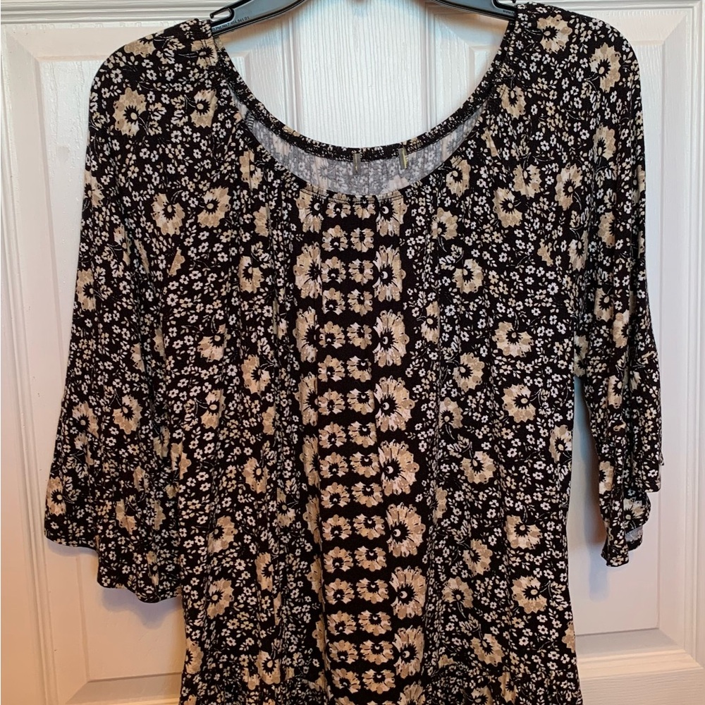 Women's Black Floral Scoop Neck Top - Cream Floral Print